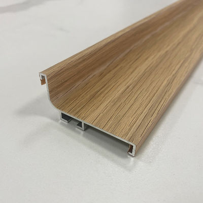 Eleganti mobili finiti in legno e metallo lucido