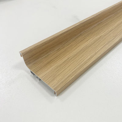 Eleganti mobili finiti in legno e metallo lucido
